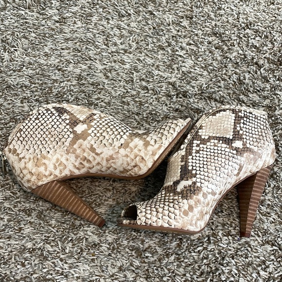Vince Camuto, Snakeskin Peep Toe Bootie size 5.5 - Picture 5 of 11